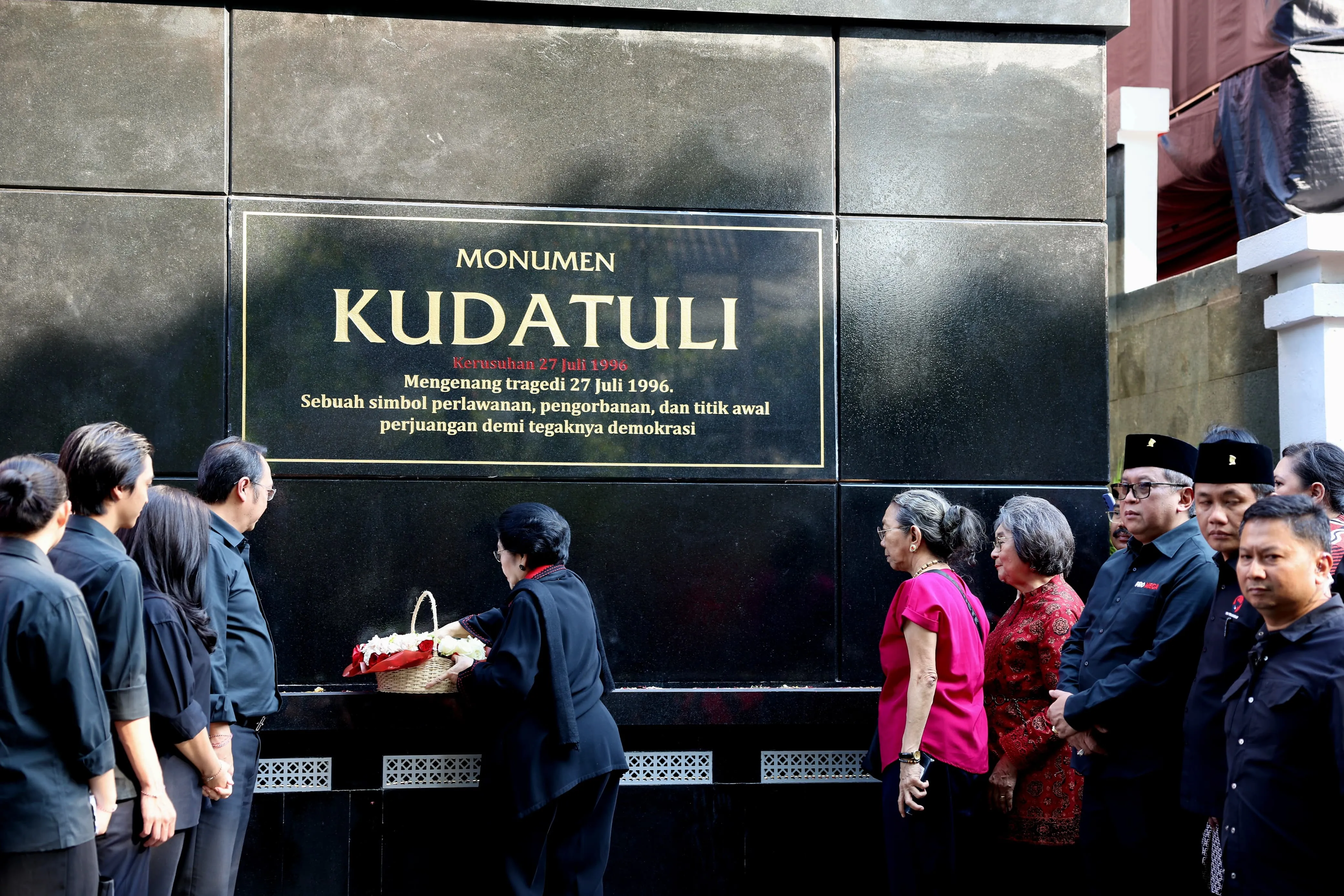 Megawati Resmikan Monumen Kudatuli Di Halaman Kantor DPP PDIP