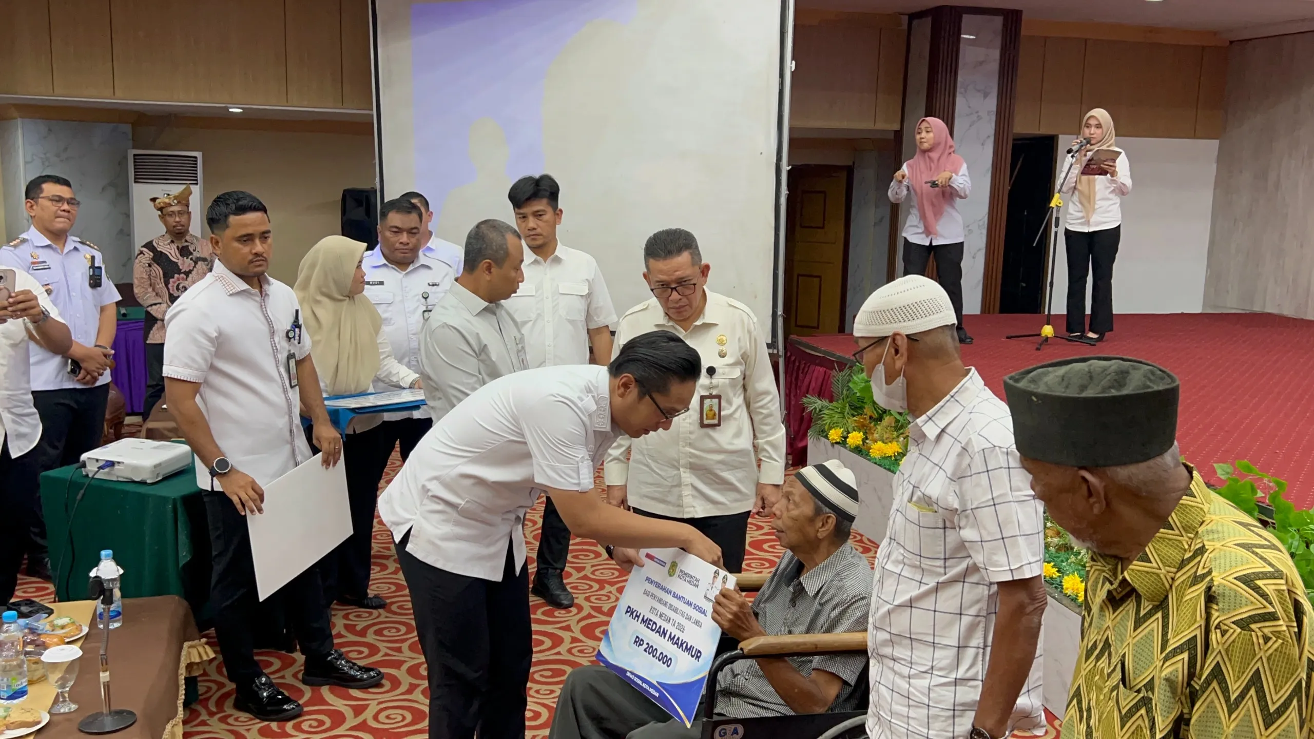Rico Waas Serahkan Bantuan 10 Ribu Warga Lansia dan Disabilitas