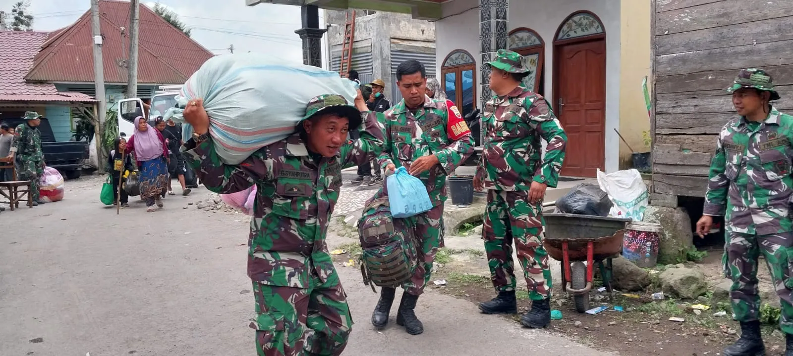 Antisipasi Erupsi Sinabung, Kodam I/BB Evakuasi 650 Warga Desa Kuta Tenggah