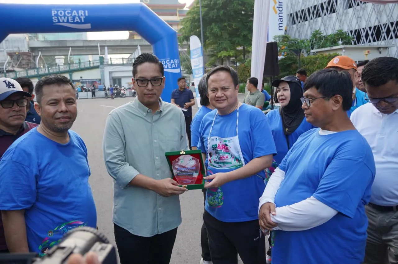 Ribuan Warga Meriahkan Jalan Sehat SPARK Go To Campus di Lapangan Merdeka Medan