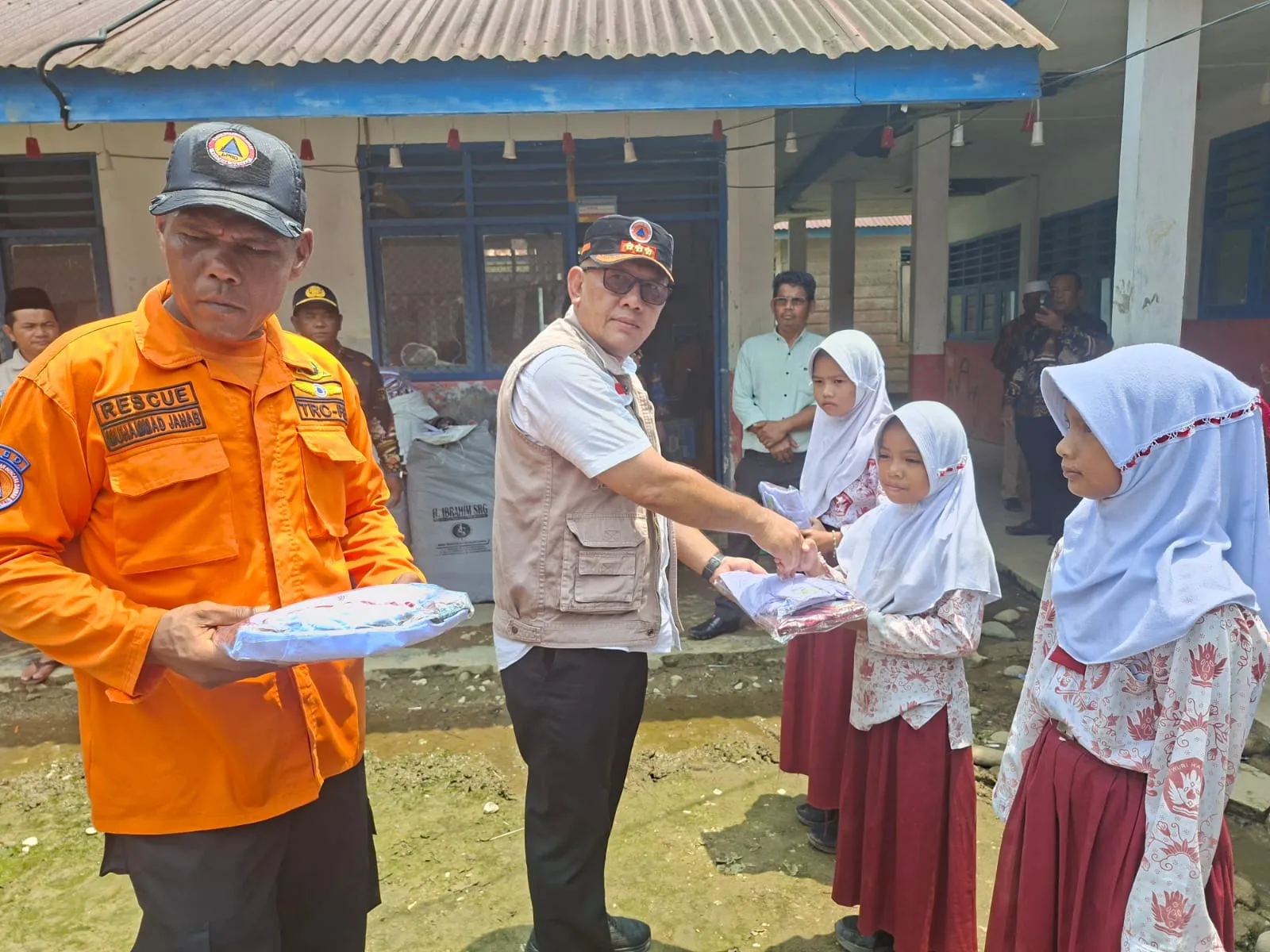 BPBD Madina Salurkan Bantuan Seragam Sekolah untuk Siswa Korban Banjir di Siulang-Aling