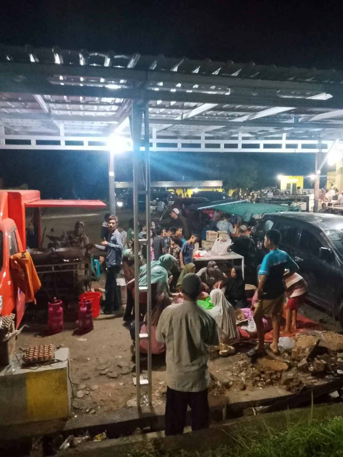 BPBD Langkat dan Warga Dirikan Dapur Umum untuk 200 Pengungsi Korban Banjir di Besitang