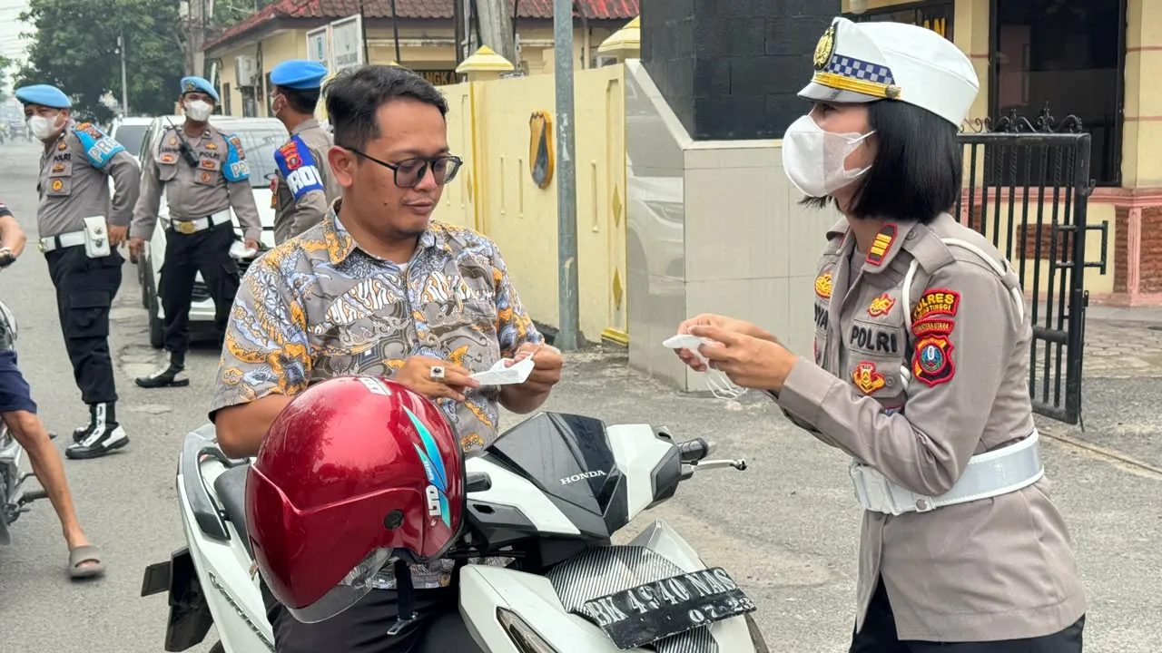 Antisipasi Dampak Karhutla, Satlantas Polres Tebing Tinggi Bagikan 100 Masker untuk Warga