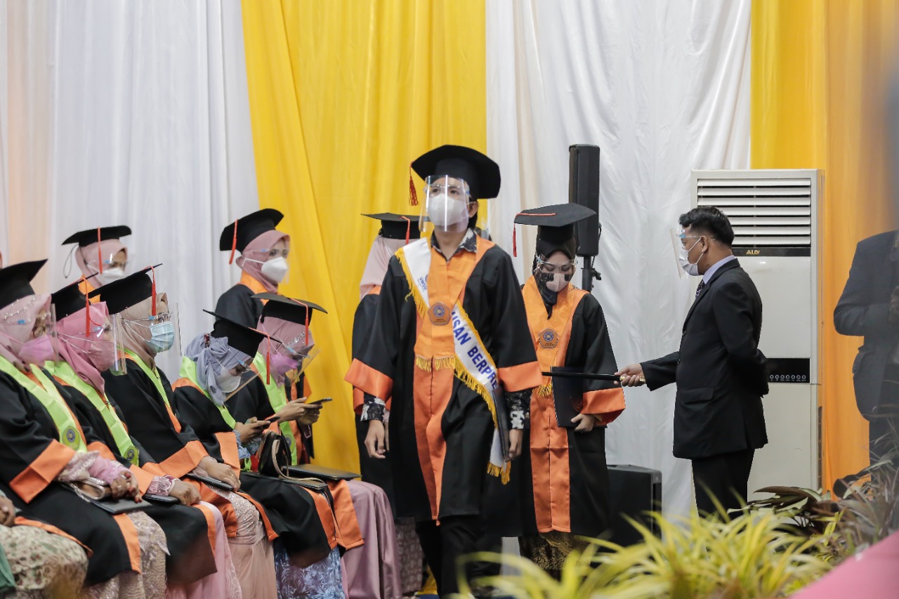 Suasana Prosesi Wisuda UMSU Di Kampus Pascasarjana Jalan Denai Medan Dengan Menerapkan Protokol Kesehatan Ketat. beritasore/Ist