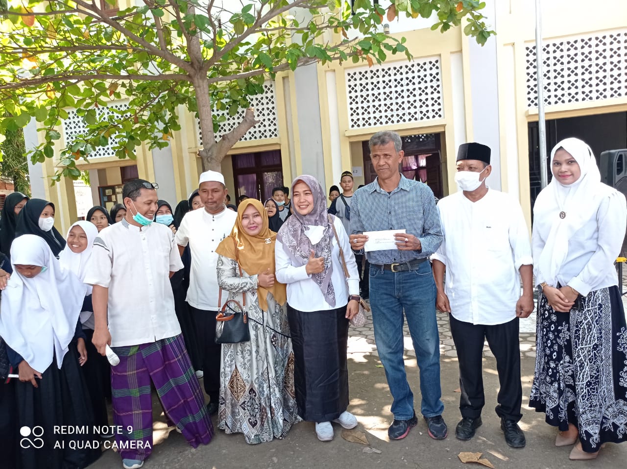 Mansyur Budiman bersama Kepala SMPN 1 Bireuen Ibrahim Harun, saat menerima Infak sedekah dari Alumni 78. Beritasore/Rizal Jibro