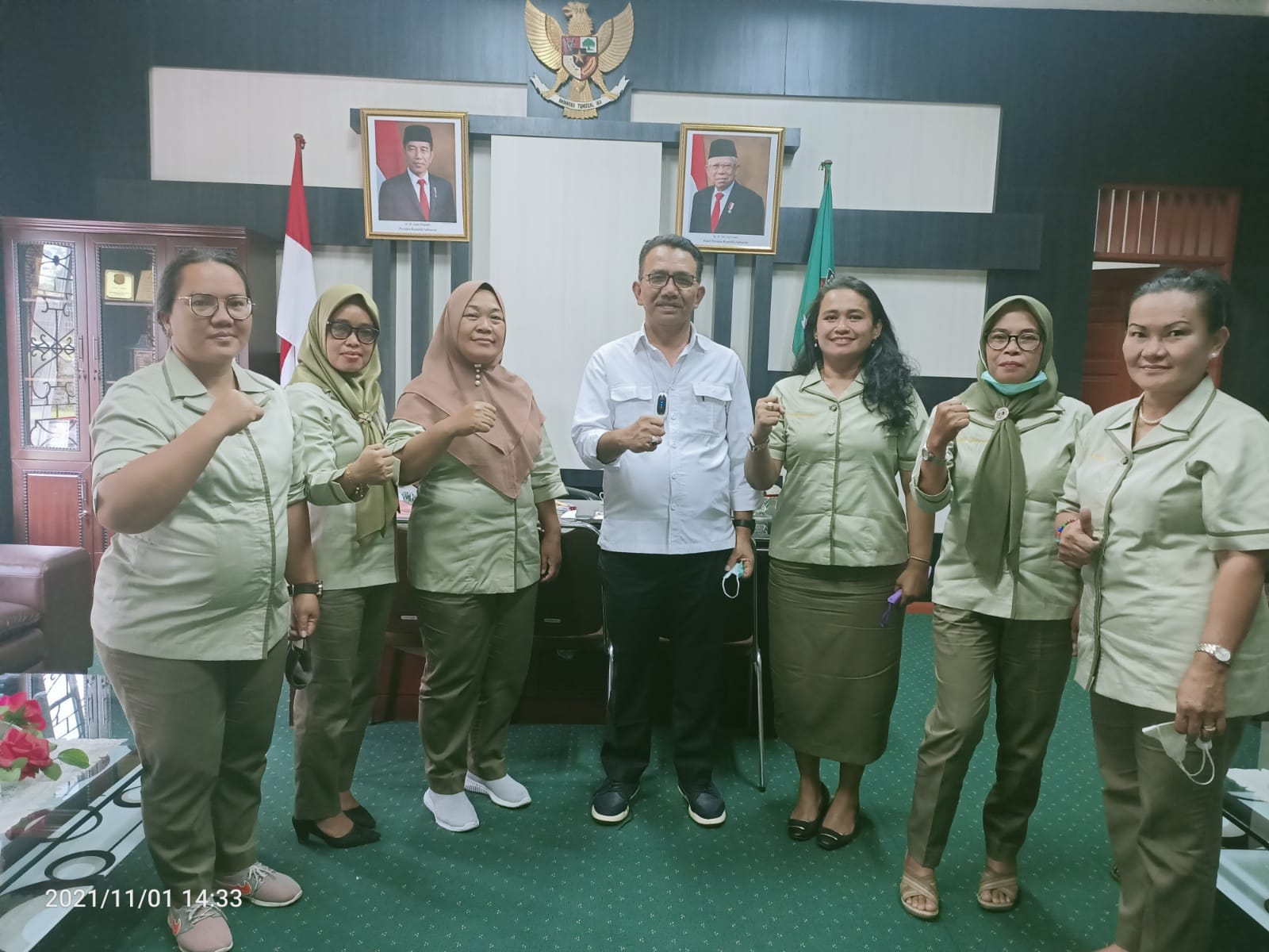 Ketua DPRD Simalungun Timbul Jaya Sibarani saat menerima pengurus JPI dan jajarannya di ruang kerjanya, Senin (1/11). beritasore/Surati
