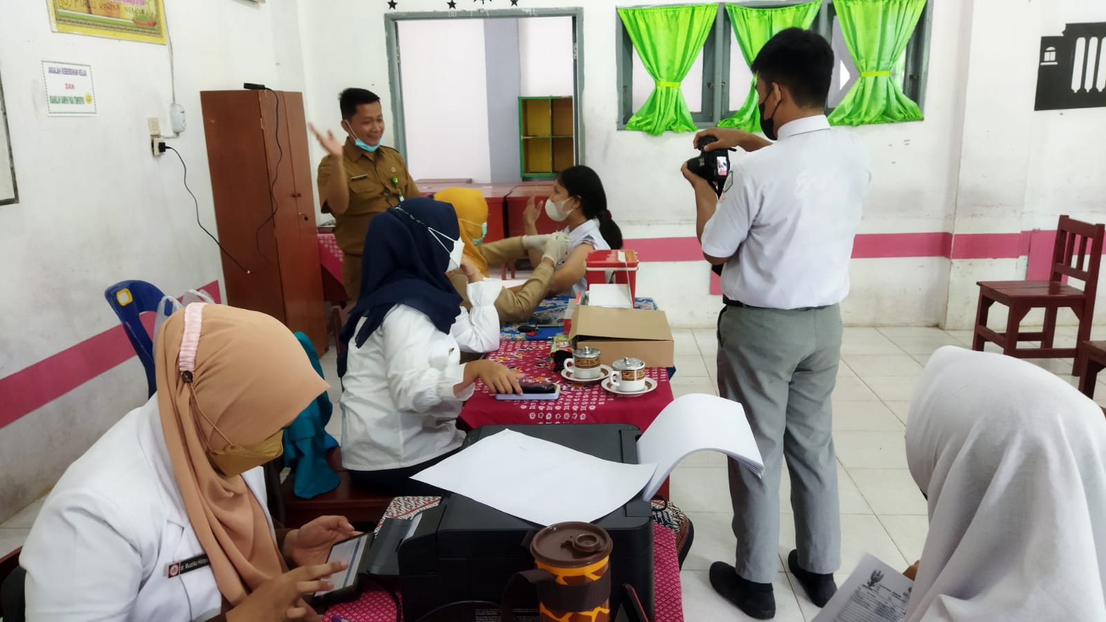 Siswa SMAN Babalan melakukan vaksinasi dosis pertama di Aula SMAN Babalan,   kemarin . beritasore/ist