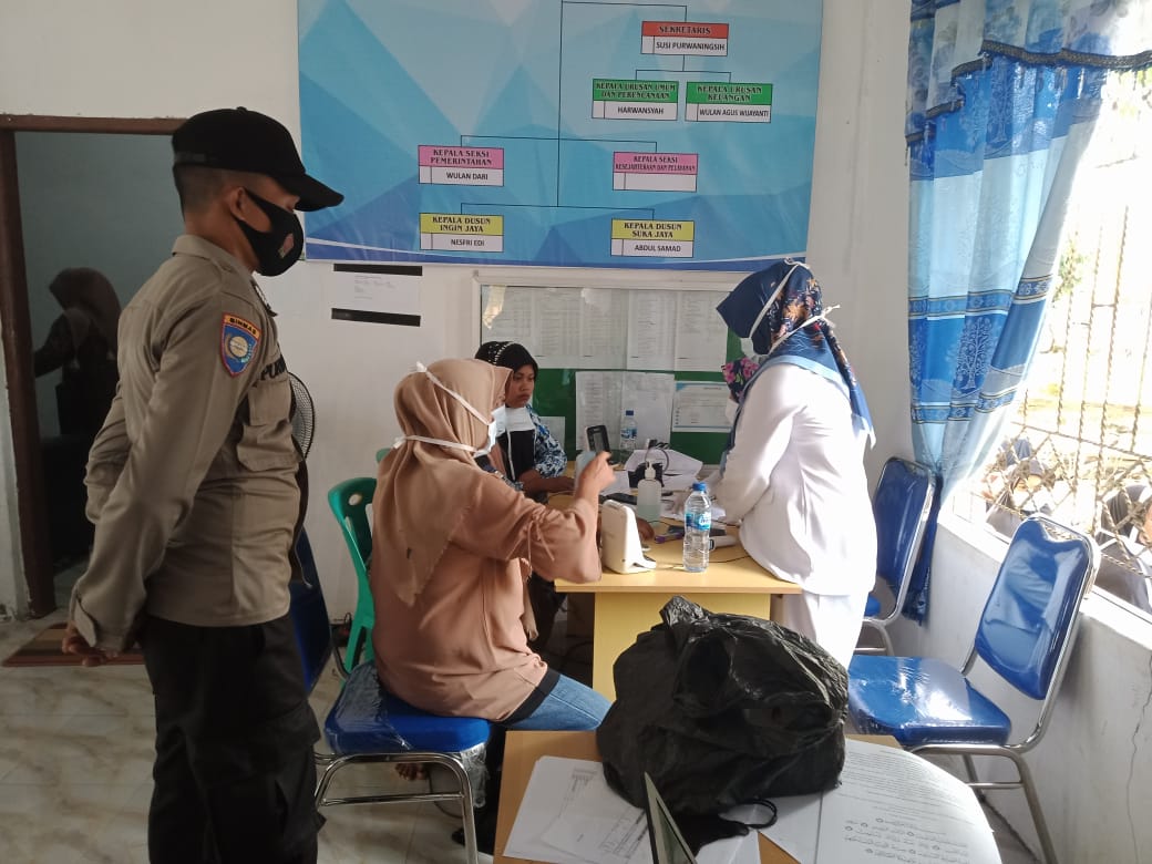 Vaksinasi Covid-19 yang dilaksanakan di Kantor Datok Penghulu Rongoh Kecamatan Tamiang Hulu, Kabupaten Aceh Tamiang, Selasa (2/11). beritasore/Ist