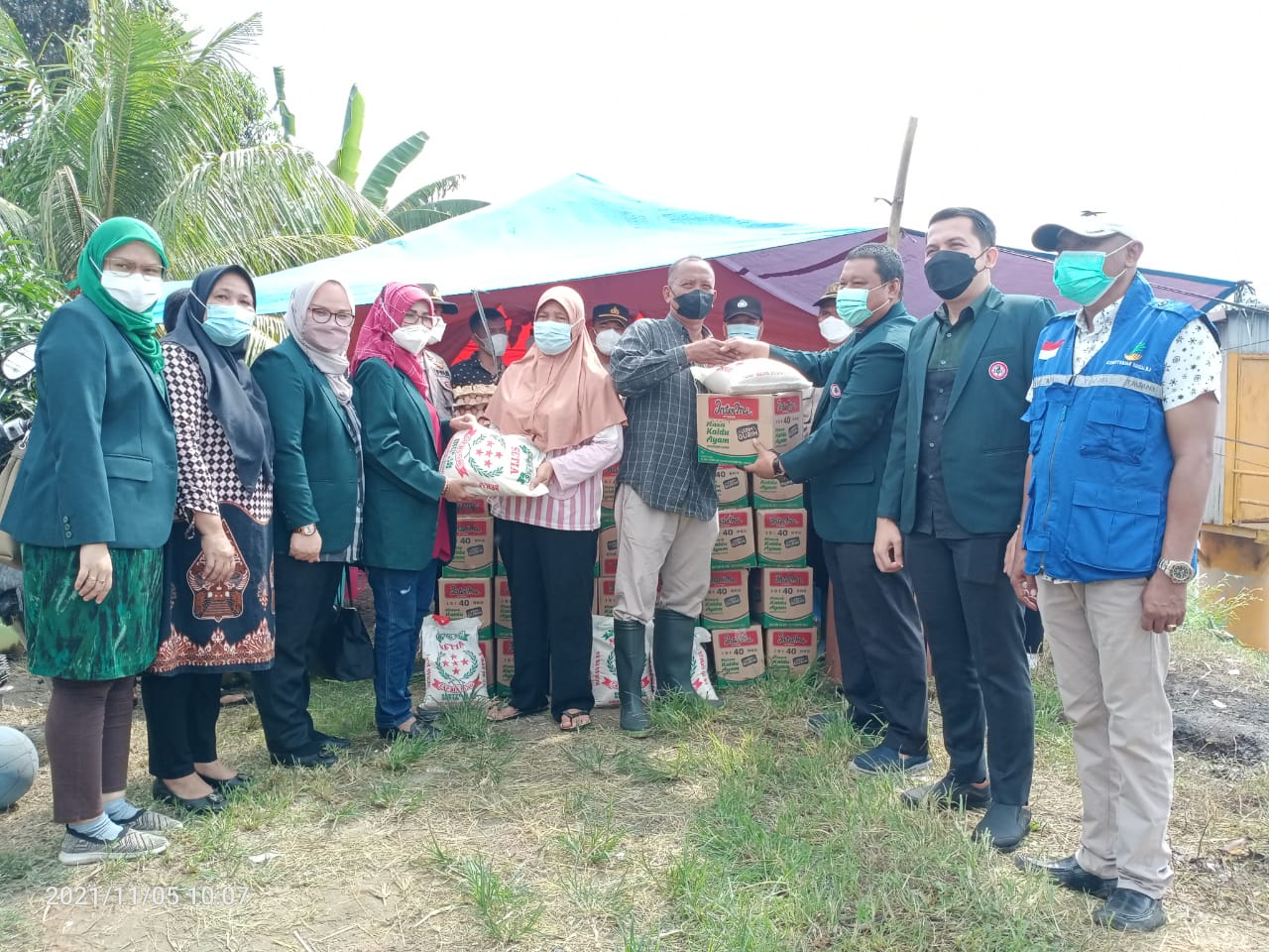Ikatan Dokter Indonesia (IDI) Cabang Kabupaten Serdang Bedagai, memberikan bantuan dan pengobatan gratis kepada warga  korban banjir di Kecamatan Sei Rampah, Jumat (5/11).beritasore/ist