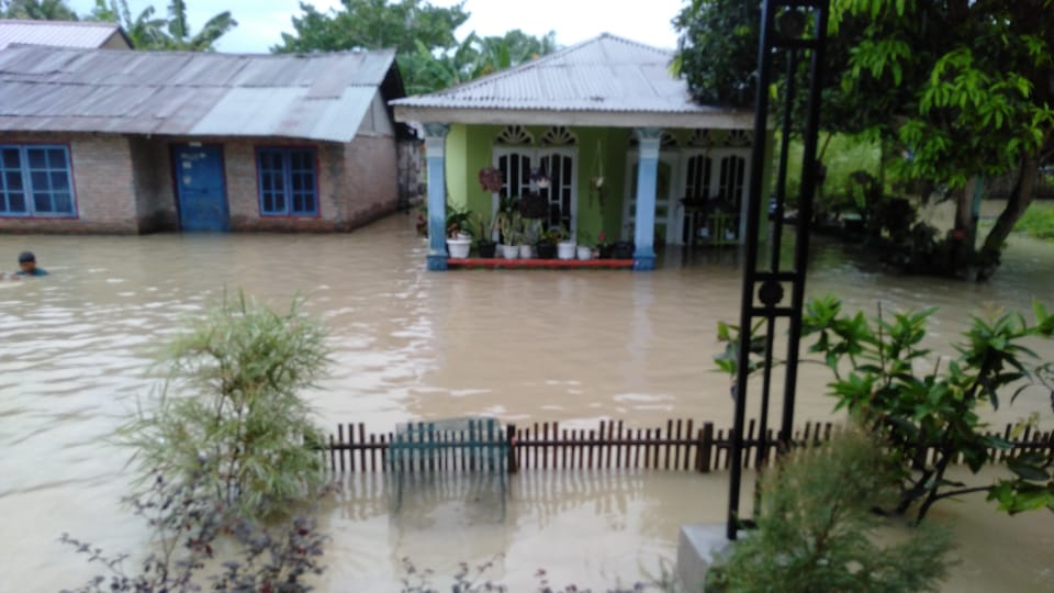 Ribuan rumah di Kecamatan Tanjung Beringin dan Kecamatan Sei Rampah,  Kabupaten Serdang Bedagai, di genangi air banjir, Senin (08/11/2021. Beritasore/Azwen