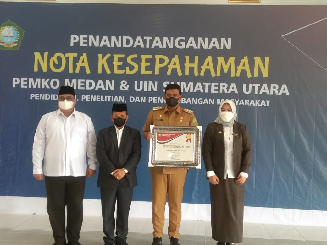 Wali Kota Medan Bobby Afif Nasution photo bersama usai menerima piagam Penghargaan dari UINSU di Kampus UINSU, Senin (8/11). Beritasore/ist