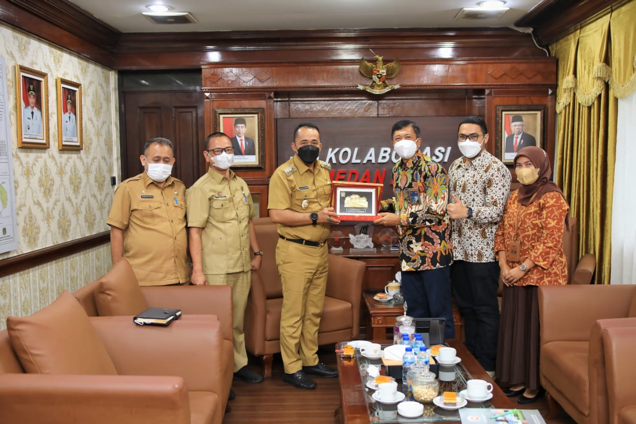 Wali Kota Medan Bobby Nasution diwakili Wakil Wali Kota Aulia Rachman ketika menerima audiensi PT KIM Persero di ruang khusus Wakil Wali Kota, Balai Kota, Selasa (9/11).