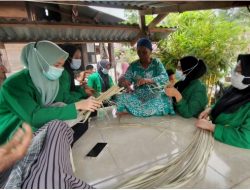 Mahasiswa  Malikussaleh KKN Belajar Kerajinan Tangan