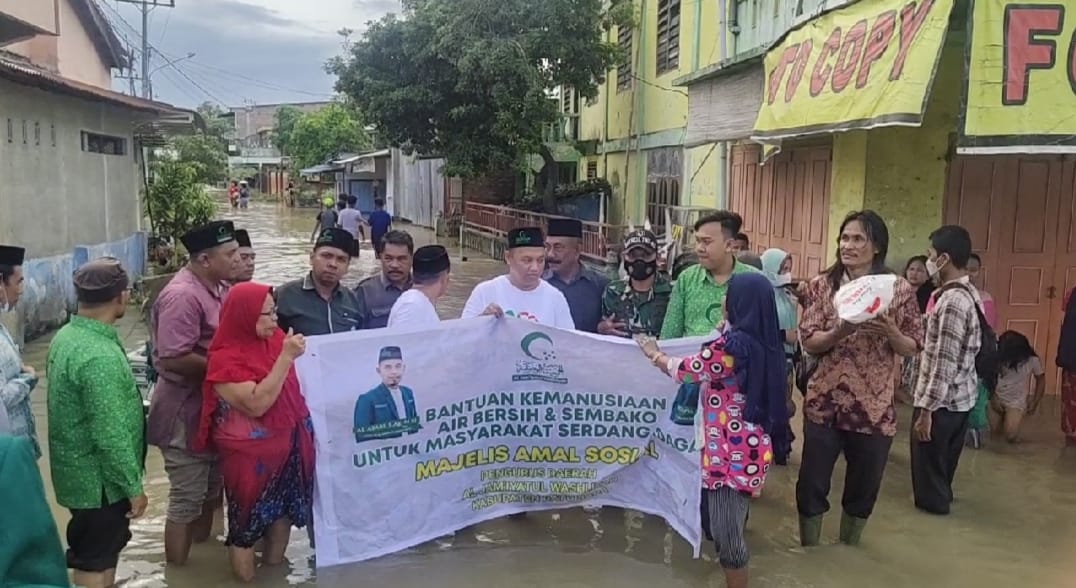 PD Al-Washliyah Batubara bantu Korban Banjir Sergai, Jum'at (12/11/2021).beritasore/alirsyah