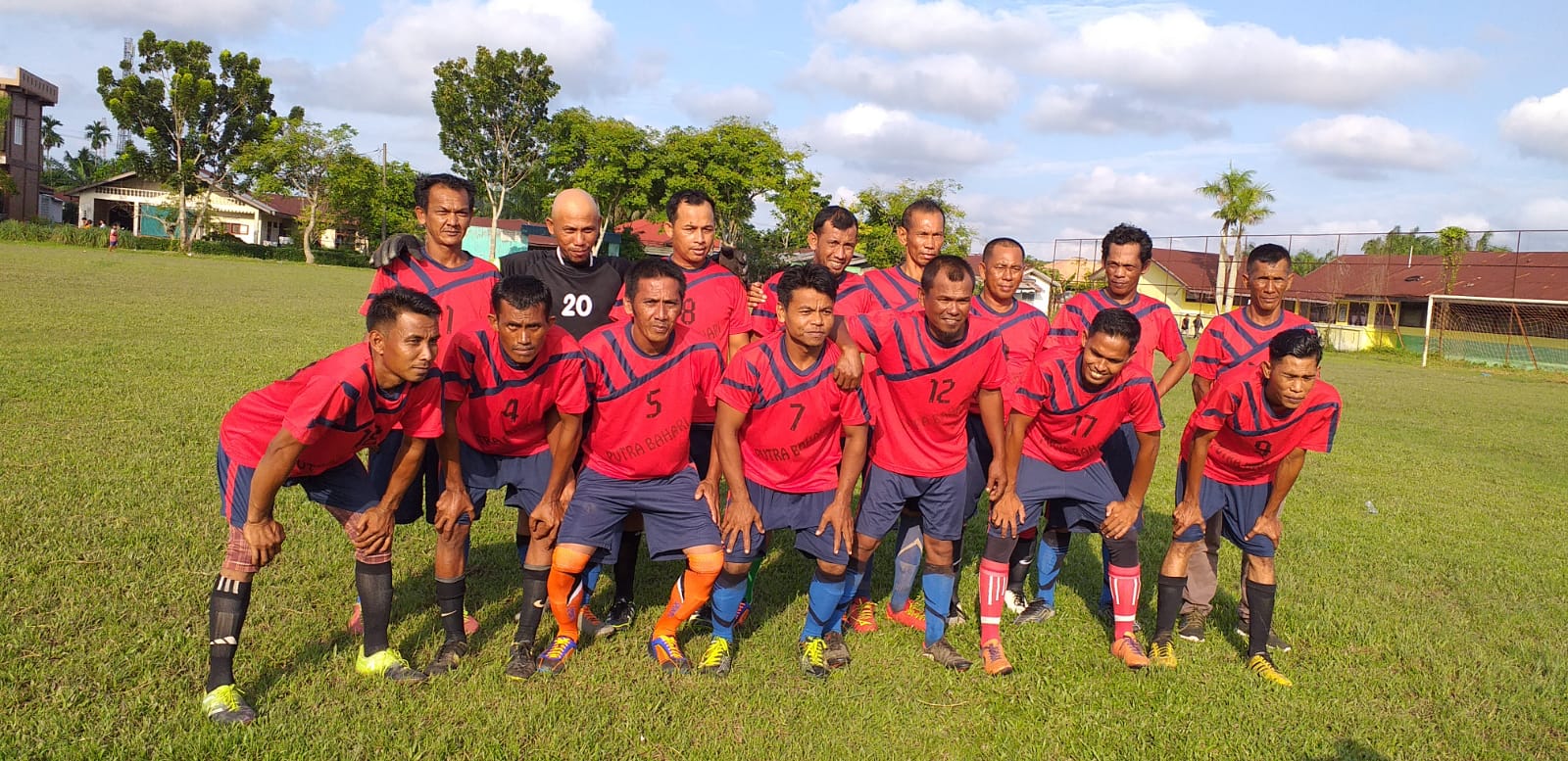 Tim Putra Bahari Legend diabadikan sebelum bertanding di Lapangan Kampung Baru P. Brandan, Minggu (14/11). beritasore/ist