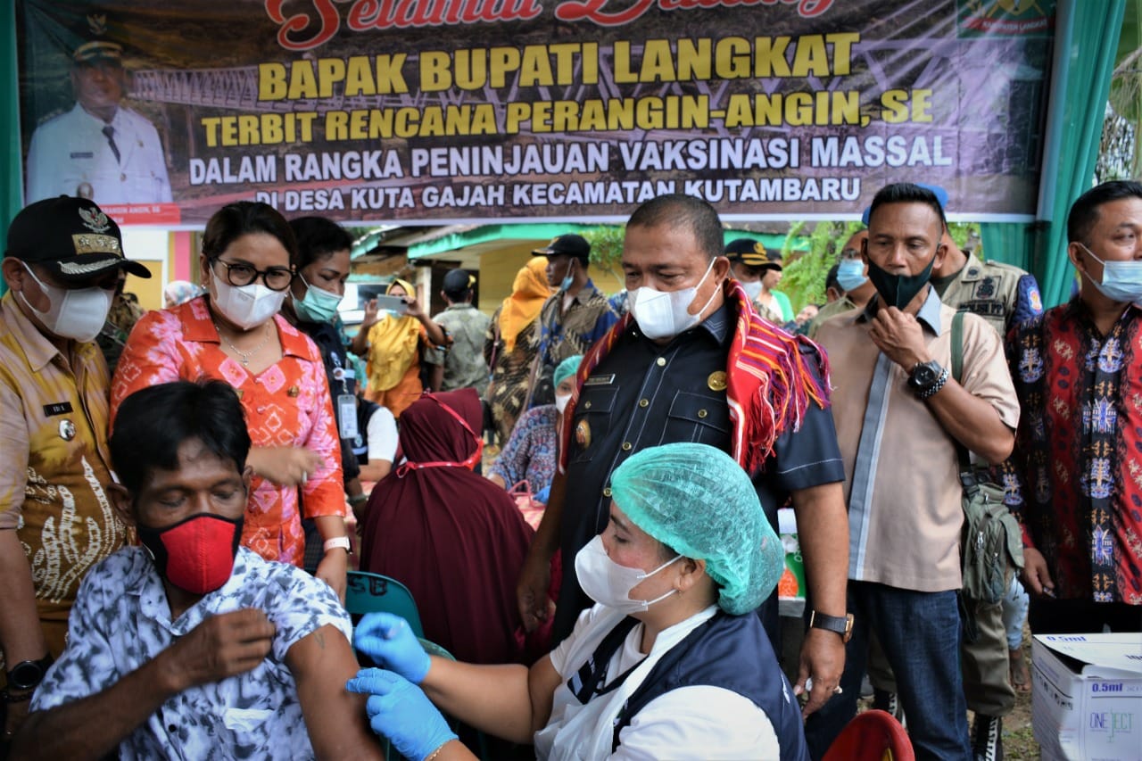 Bupati Langkat meninjau vaksinasi massal , di Desa Kuta Gajah Kecamatan Kutambaru, Langkat, Kamis (18/11/2021). beritasore /ist