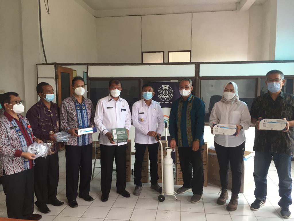 Pemerintah Kabupaten Toba saat menerima bantuan peralatan medis penanganan Covid-19 dari Regal Springs Indonesia, Kamis (18/11). Beritasore/ist
