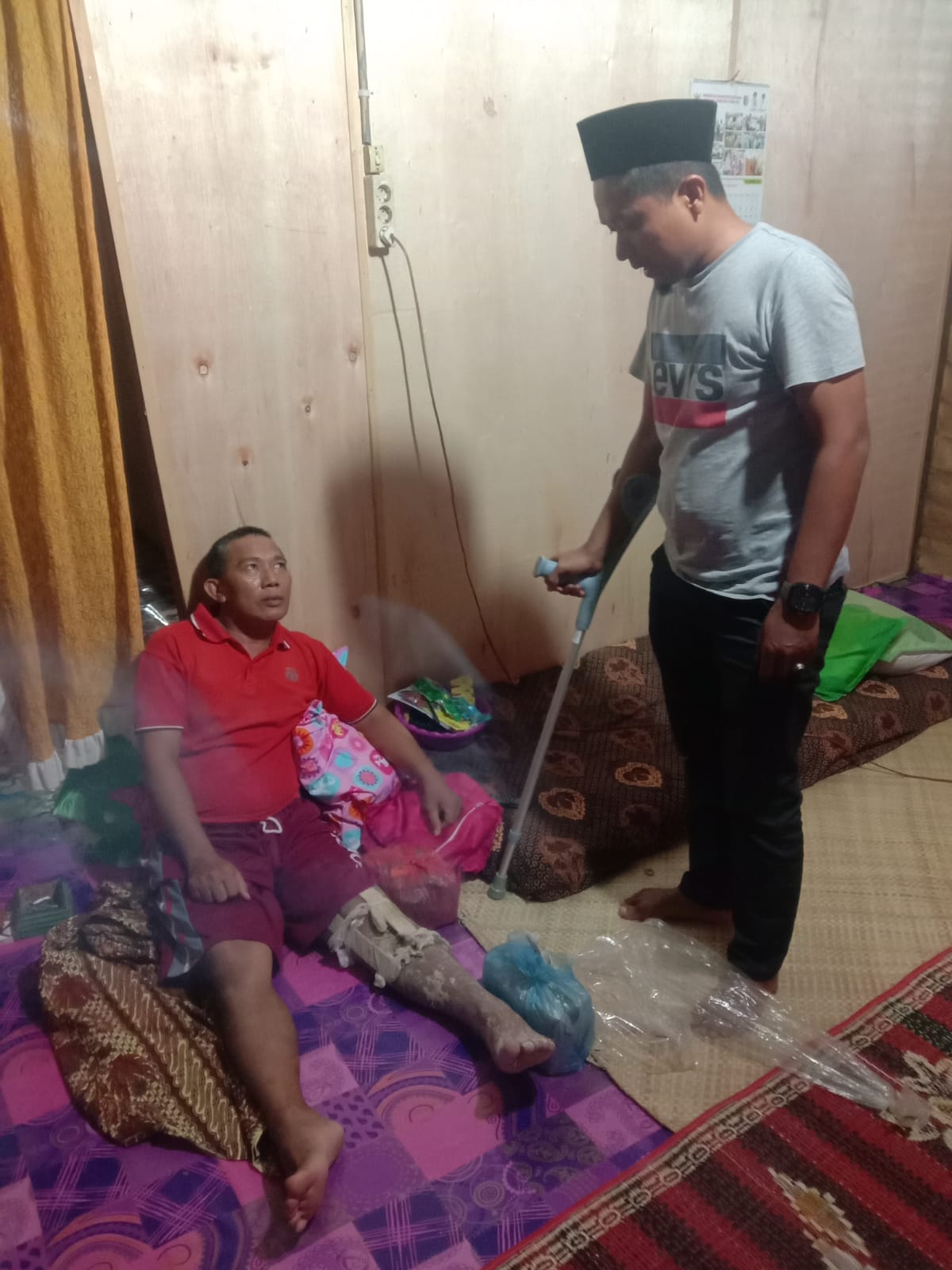 Burhan Saleh Koordinator Kadin Batubara Berbagi serahkan tongkat kepada Alirsyah Wartawan beritasore.co.id, Sabtu (20/11/2021).beritasore/Ist