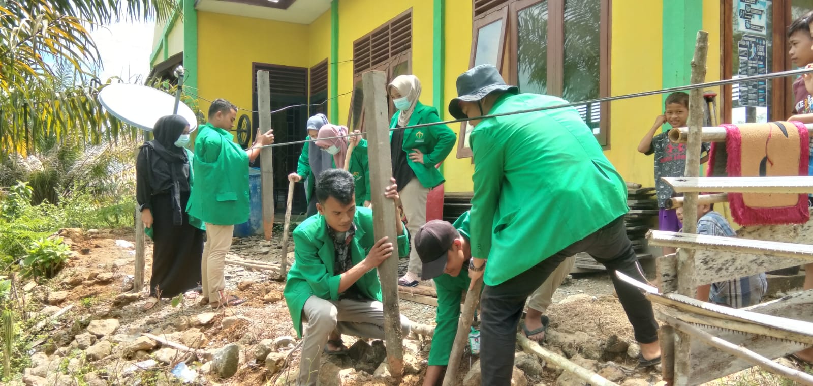 Mahasiswa KKN Unimal Kelompok 253 Membangun Pagar Balai Desa Aek bargot, Kecamatan Padang Bolak Julu,Paluta, Senin (22/11/2021). Beritasore/ist