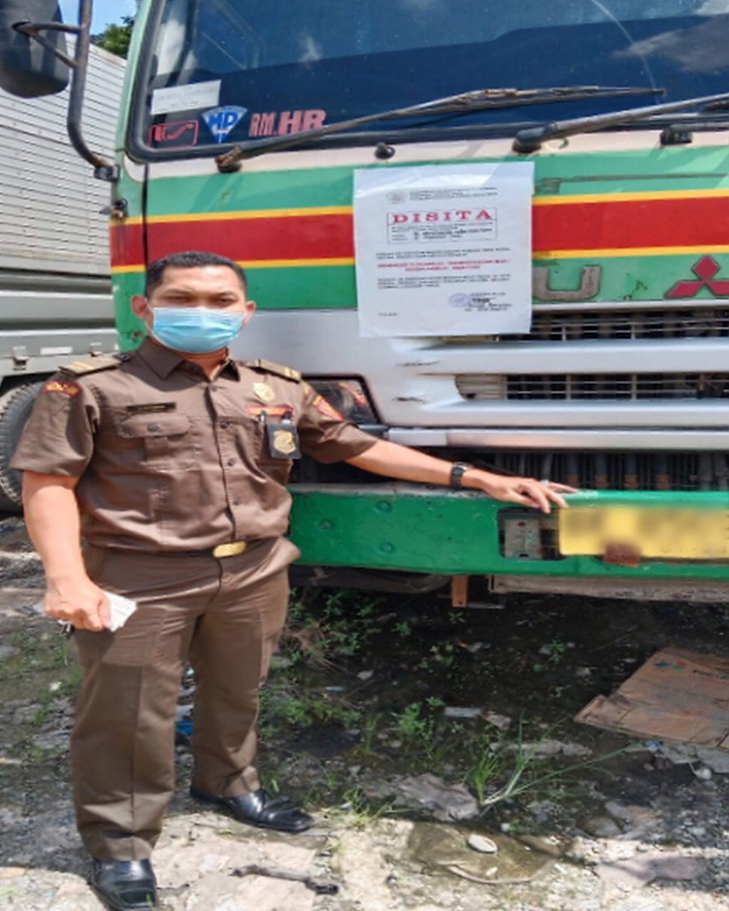 Juru Sita Pajak Negara menyita truk Fuso di KPP Pratama Medan Timur Selasa (23/11). beritasore/ist