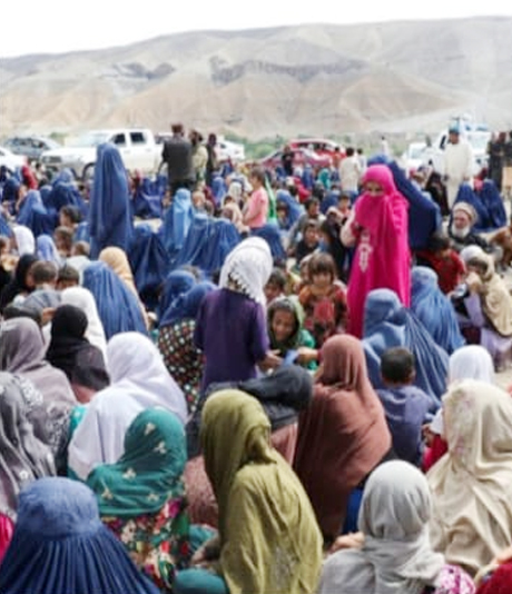 Pengungsi Afghanistan menghabiskan waktu bersama setelah banjir besar di distrik Khushi di provinsi Logar. (rtr)