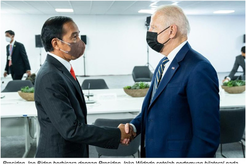 Presiden Joe Biden berbicara dengan Presiden Joko Widodo setelah pertemuan bilateral di Glasgow, Skotlandia, pada 1 November 2021. (ant/HO-Gedung Putih)