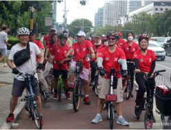 Rayakan HUT RI Ke-77, WNI Bersepeda 77 Km Kelilingi Beijing