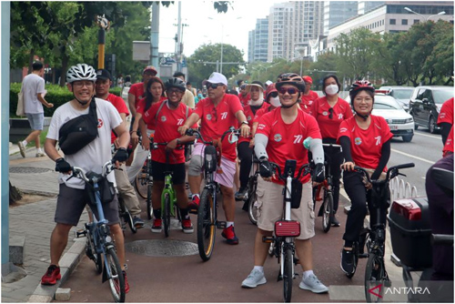 Sejumlah warga negara Indonesia mengikuti sepeda santai sejauh 77 kilometer yang digelar Kedutaan Besar RI di Beijing, China, Sabtu (6/8/2022), untuk memperingati HUT ke-77 Kemerdekaan RI. Para peserta mengitari rute ring road 4 Kota Beijing yang start dan finis di KBRI. (ant)