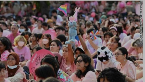 Pendukung menghadiri acara tahunan "Pink Dot" dalam pertunjukan dukungan publik untuk komunitas LGBTQ di Hong Lim Park di Singapura pada 18 Juni 2022. CNN