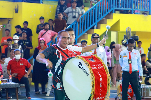 GUBSU Edy Rahmayadi membuka Kejuaraan Drum/Marching Band dengan menabuh drumband, di GOR Futsal Disporasu Jl. Pancing Medan, Minggu (8/14). Beritasore/ist