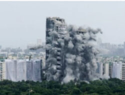 Gedung Pencakar Langit Raksasa India Dihancurkan