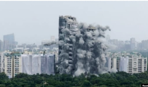 Mahkamah Agung India menghancurkan Menara Kembar Supertech melanggar aturan bangunan, di Noida, India, Minggu 28 Agustus 2022. (cnn)