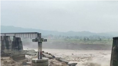 Sebuah jembatan runtuh akibat hujan deras di Kangra, Himachal Pradesh, India, 20 Agustus 2022, dalam tangkapan layar yang diperoleh dari sebuah video. (ant/rtr)