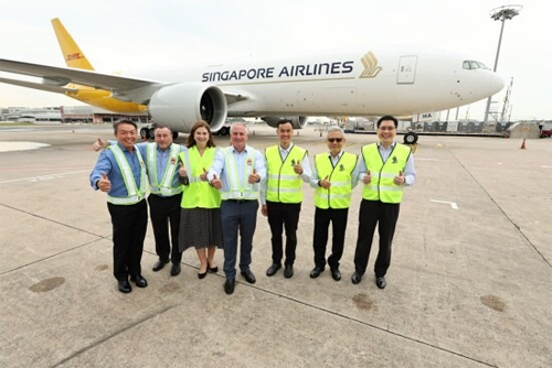 DHL Express dan Singapore Airlines menyambut kedatangan pesawat kargo Boeing 777 baru mereka di Bandara Changi Singapura. Dalam foto (kiri-kanan): Christopher Ong, Managing Director, DHL Express Singapore; Sean Wall, Jaringan Operasi & Penerbangan EVP, DHL Express Asia Pasifik; Christy Reese, Wakil Presiden Penjualan & Pemasaran Komersial Asia Pasifik, Boeing; Robert Hyslop, EVP Global Aviation, DHL Express; Lee Lik Hsin, EVP Commercial, Singapore Airlines; Mak Swee Wah, EVP Operasi, Singapore Airlines; dan Chin Yau Seng, SVP Cargo, Singapore Airlines. beritasore/ist