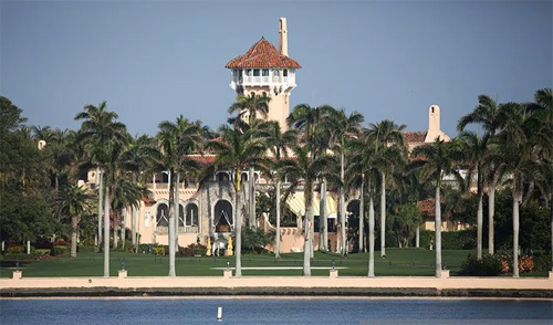 Resor Mar-a-Lago, milik mantan Presiden Amerika Serikat Donald Trump, terlihat di Palm Beach, Florida, AS, 8 Februari 2021. (ant/rtr)