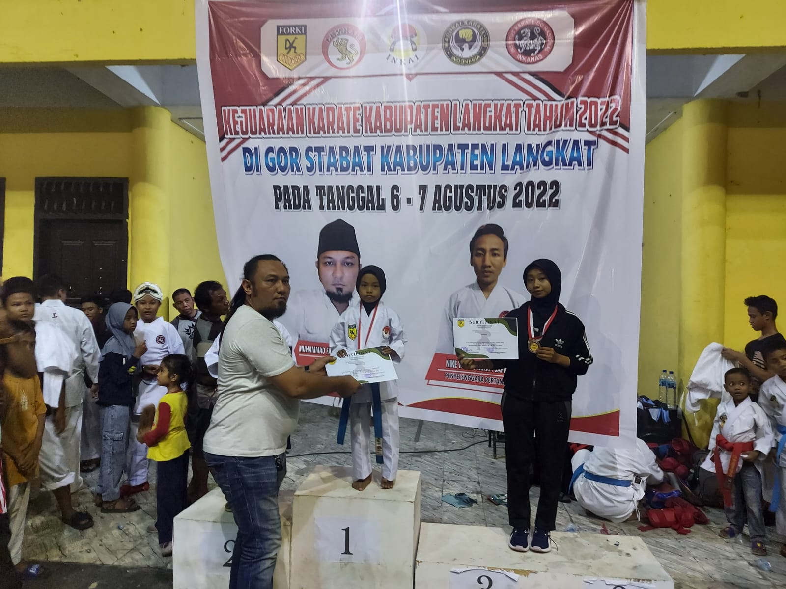 Ketua FORKI Langkat  Faisal Hasibuan menyerahkan hadiah kepada  para juara karateka di GOR Stabat,  Minggu (7/8/2022)sore. beritasore/ist