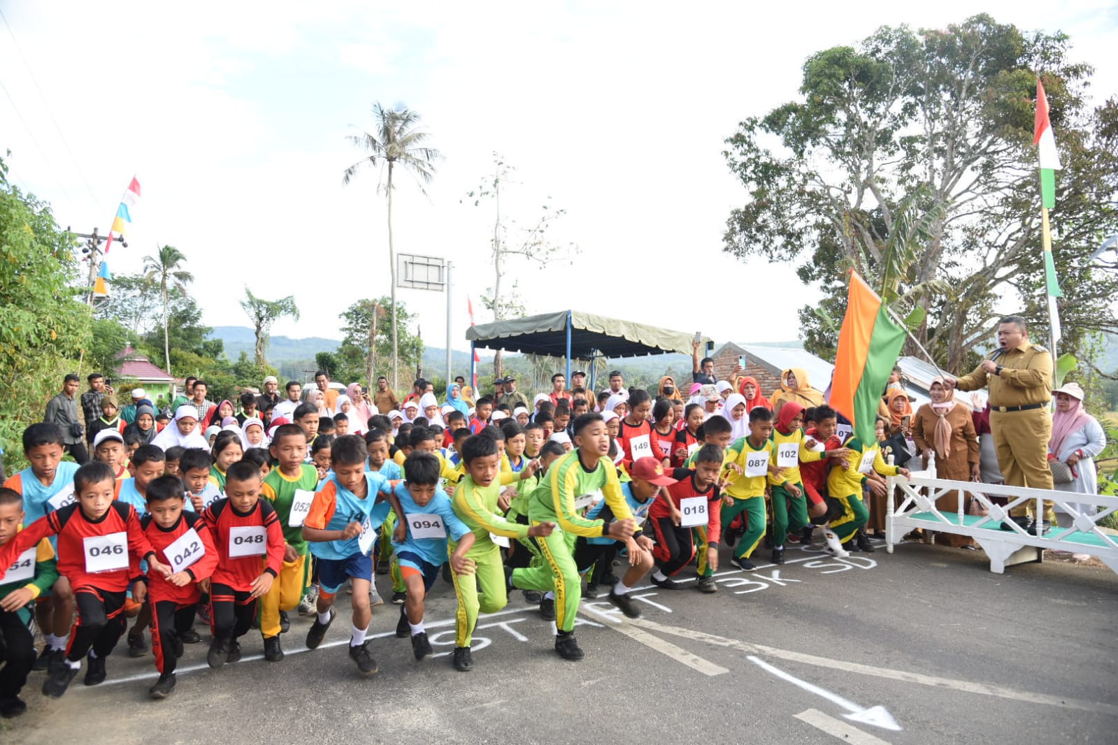 Bupati Tapsel H Dolly Pasaribu, SPt, MM, saat melepas ratusan peserta lomba lari 3 K di Desa Pargarutan Julu, Kecamatan Angkola Timur, Senin (15/8). beritasore/Birong RT