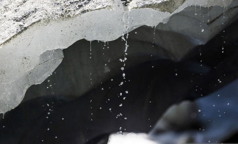 Air menetes dari lapisan es yang mencair di Mont Mine, Swiss (29/8/2022). (ant/rtr)/