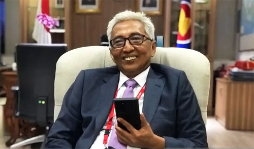 Duta Besar RI untuk Malaysia Hermono menerima telepon di kantornya usai wawancara di Kedutaan Besar RI di Kuala Lumpur, Malaysia, Senin (5/9/2022). (ant)