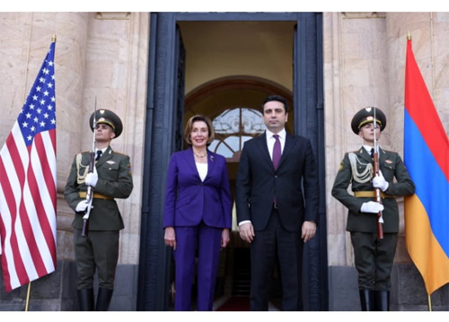 Ketua DPR AS Nancy Pelosi menghadiri pertemuan dengan Ketua Majelis Nasional Armenia Alen Simonyan di Yerevan. (rtr)