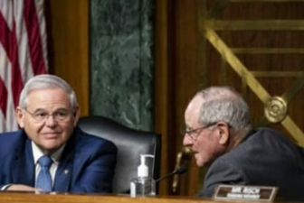 Senator Bob Menendez ( kiri) dan senator Jim Risch ( kanan) , masing-masing dari partai Demokrat dan Republik di komite hubungan luar negeri senat , April 2022 . ( AFP)