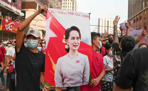 Pengunjuk rasa menggelar aksi protes terhadap kudeta militer di Kota Yangon, Myanmar, Sabtu (6/2/2021). Mereka menuntut pembebasan pemimpin terpilih Myanmar Aung San Suu Kyi. (ant/rtr)