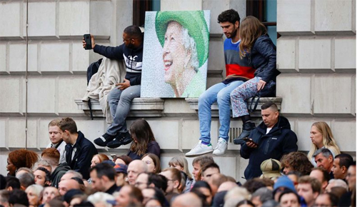 Orang-orang berkumpul, pada hari pemakaman Ratu Elizabeth II, di Parliament Square di London, Inggris, Senin (19/9/2022). Ratu, yang meninggal pada usia 96 pada 8 September, akan dimakamkan di Windsor bersama mendiang suaminya, Pangeran Philip, yang meninggal tahun lalu. (ant/rtr)