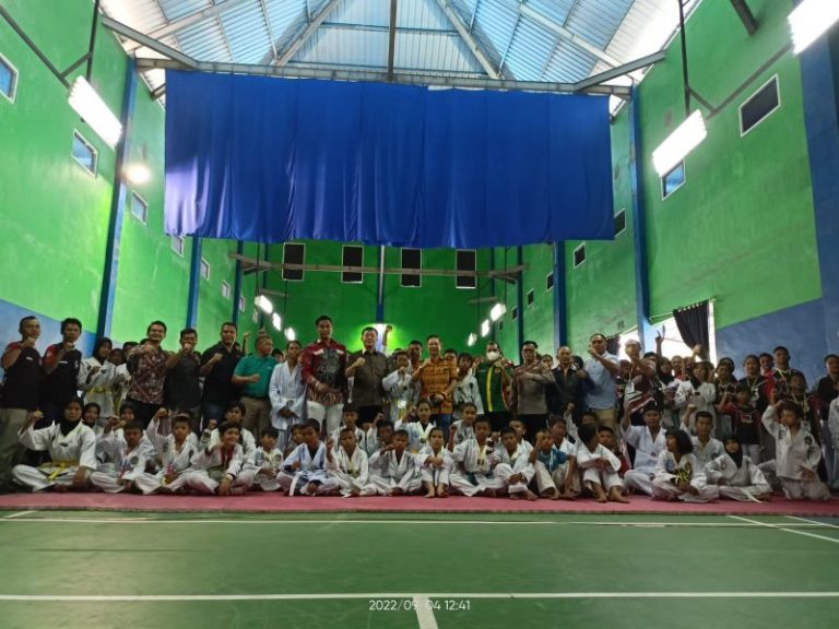 Ketua DPRD Kota Medan, Hasyim, SE, saat melihat pertandingan Taekowondo yang digelar di GOR Pelindo I Belawan, Minggu (04/09/2022).beritasore/ist