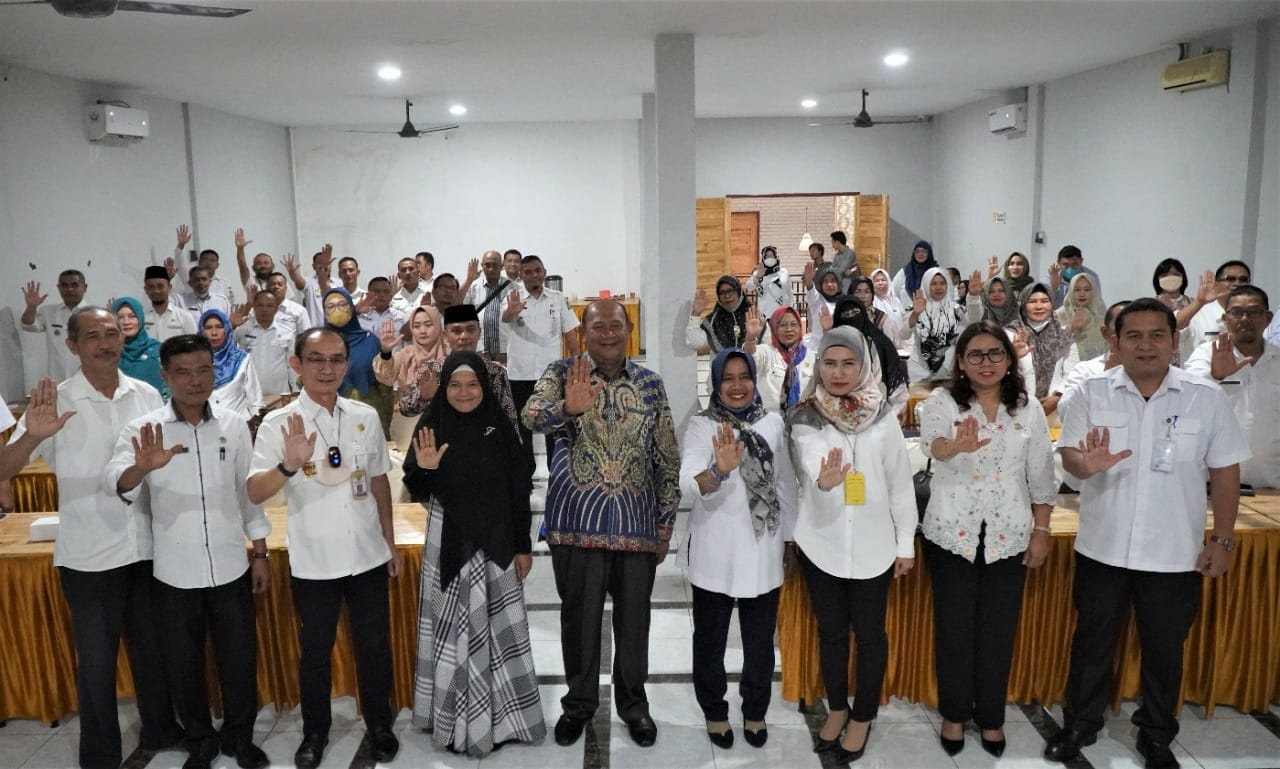 Plt Bupati Langkat H Syah Afandin SH membuka acara kordinasi dan konsolidasi stunting Kabupaten Langkat, di Hotel Grand Stabat, Rabu (7/9/2022). beritasore/ist