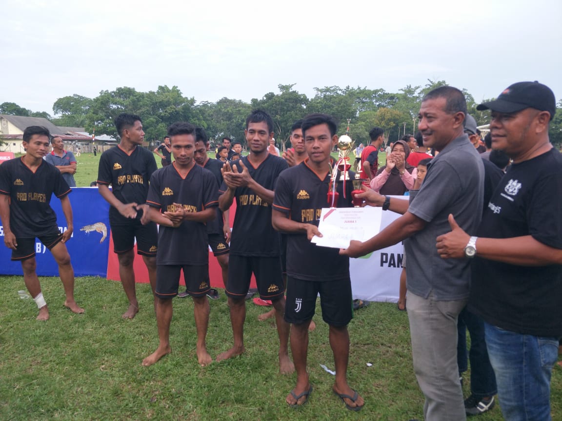 Pembina Sinar Brandan Faisal Rizal Matondang menyerahkan hadiah kepada tim Telmek FC Kec. Babalan, Minggu (11/9/2022)sore. beritasore /Boy Aprizal