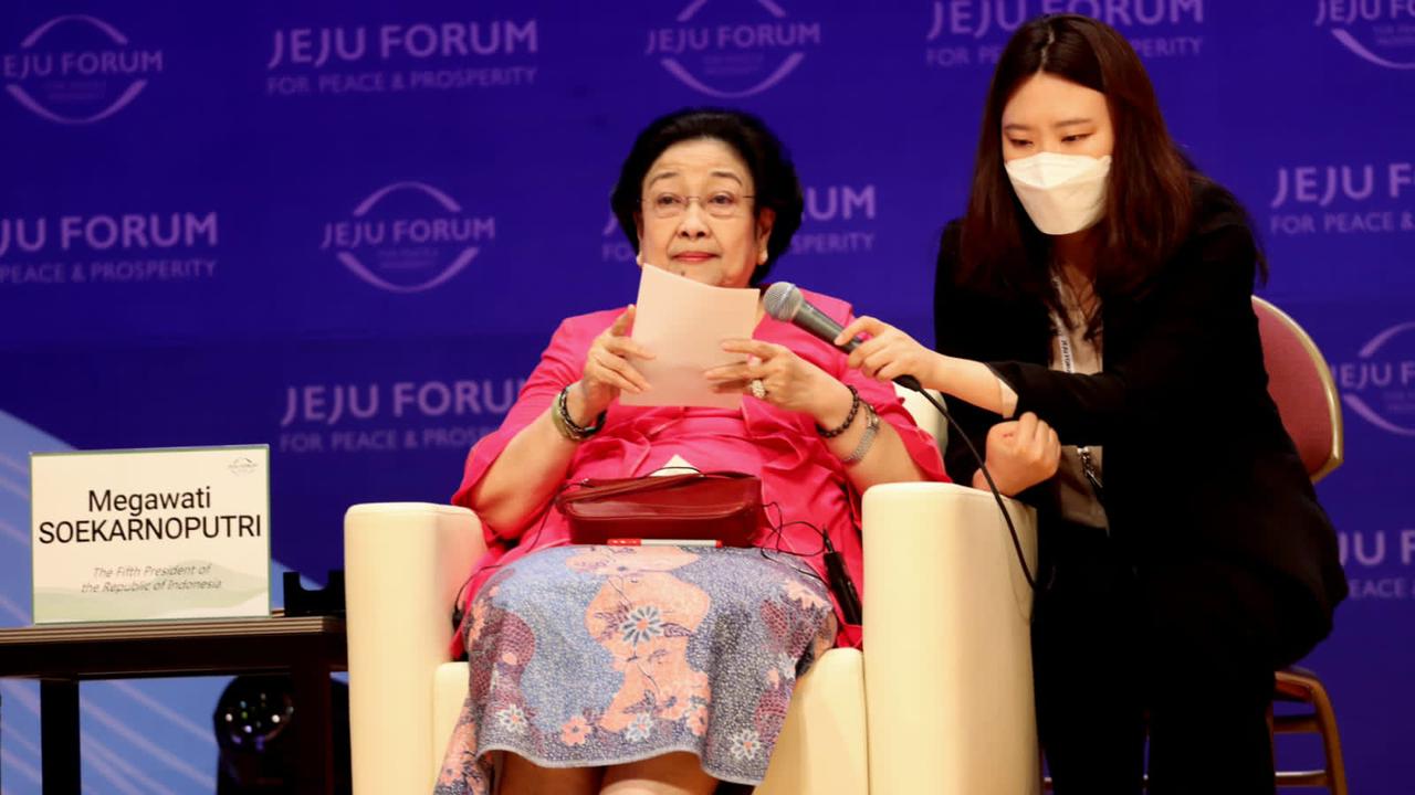 Megawati : Stop Perang… ! JEJU (Berita): Presiden Kelima RI, Prof. Dr (HC) Megawati Soekarnoputri menyerukan begitu mendesaknya perdamaian dunia diwujudkan. Karenanya, Megawati menyerukan kepada dunia agar stop perang. "Kita melihat Perang Rusia-Ukraina belum usai, kini muncul ketegangan baru di Selat Taiwan. Demikian halnya persoalan di kawasan Timur Tengah; ketegangan di Laut Tiongkok Selatan; dan tentunya kita pernah mengingat betapa akibat bom nuklir di Hiroshima dan Nagasaki hingga upaya mewujudkan perdamaian di bumi Peninsula ini," kata Megawati dalam pidatonya di Jeju Forum for Peace and Prosperity tahun 2022, di Jeju, Korea Selatan, Kamis (15/9/2022). Menurut Ketua Umum DPP PDI Perjuangan (PDIP) peperangan besar telah mewarnai sejarah peradaban dunia. Misalnya, perang dunia I dan II menjadi contoh perang abad modern. Dua perang itu disebut menyebabkan kesengsaraan dan penderitaan berkepanjangan. "Melalui Jeju Forum inilah, saya dan kita menyerukan bersama: tolonglah hentikan perang. Perang hanya akan menimbulkan derita kemanusiaan. Pesan perdamaian Jeju ini harus dikumandangkan," seru Megawati. Lebih lanjut, Megawati menilai perang telah membutakan kemanusiaan. Pasalnya, banyak korban yang ditimbulkan akibat perang. Dampak-dampak perang disebut sangat mengerikan. "Bayangkan dari jumlah korban, Perang Dunia I sebanyak 10 juta meninggal dan 21 juta luka-luka. Perang Dunia II dengan korban 62,5 juta dari sekitar 50 negara yang terlibat. Dampak perang tentunya harus diingat sangatlah mengerikan. Belum lagi sejarah perang pada masa lampau," jelasnya. Megawati menjelaskan, dunia sangat merasakan dampak perang, mengingat kita semua menghuni bumi yang satu. Semua saling terkoneksi, saling tergantung dan saling membutuhkan. Krisis lingkungan sebagai dampak pemanasan global, krisis energi, krisis pangan, dan ancaman resesi dunia yang kita derita, telah mengajarkan betapa seriusnya dampak perang. “Dari situlah kita belajar bahwa perang di salah satu sudut dunia, membawa persoalan sangat serius di bagian dunia lain. Karena itulah sekali lagi stop perang,” tegas Megawati. Megawati menjadi pembicara kunci di Jeju Peace Forum itu bersama mantan Sekjen PBB Ban Ki Moon dan Gubernur Maryland AS Larry Hogan. (rel/aya) Megawati dalam pidatonya di Jeju Forum for Peace and Prosperity tahun 2022, di Jeju, Korea Selatan, Kamis (15/9/2022). Beritasore/ist