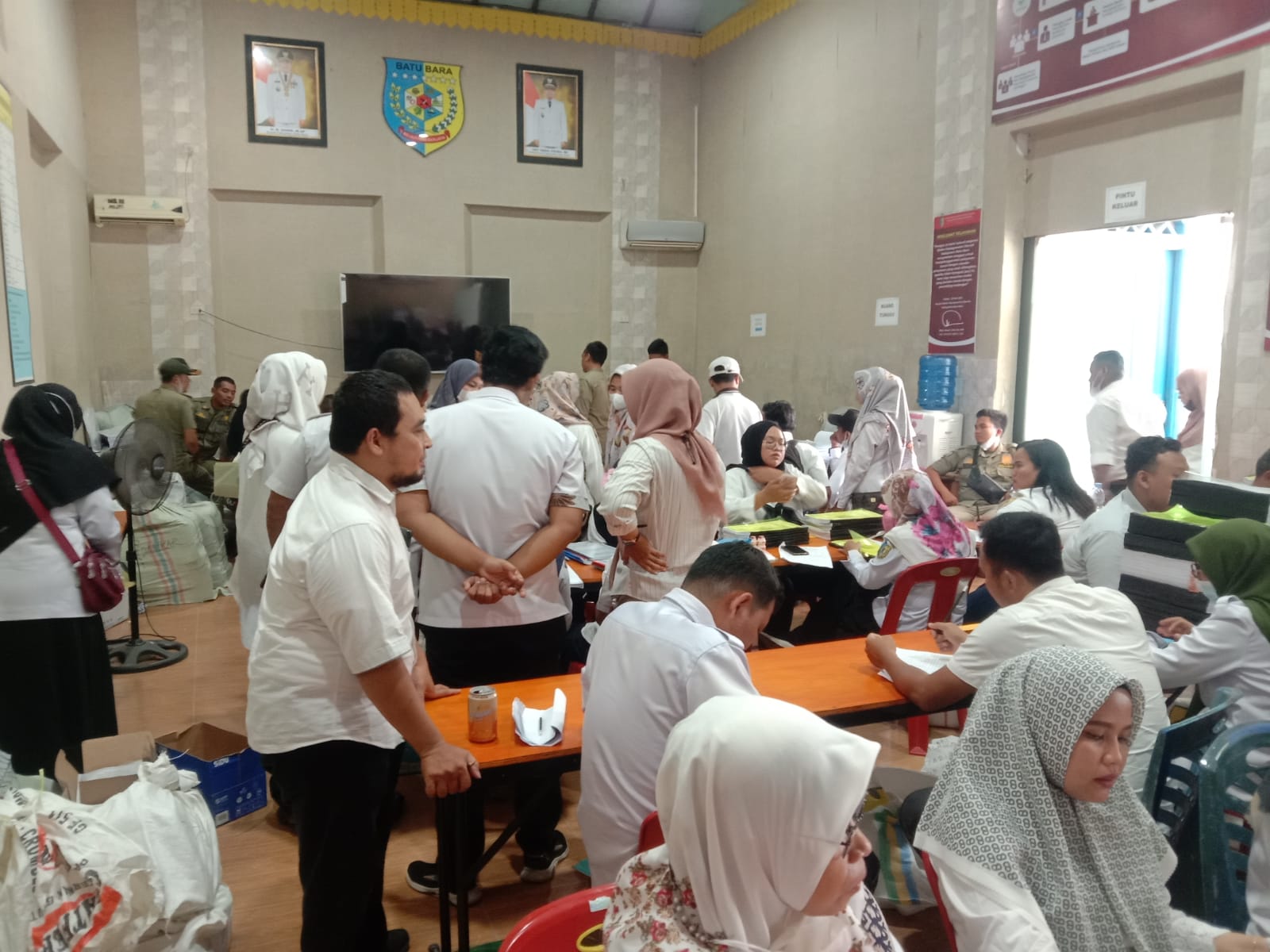 Pendataan Pegawai Non ASN Dan Honorer di lingkungan instansi Pemerintah Kab.Batu Bara Tahun 2022 di Kantor BKPSDM Jln.Protokol Kelurahan Talawi, Kec.Talawi Kab Batu Bara Sumatera Utara Kamis (15/9-2022).beritasore/alirsyah