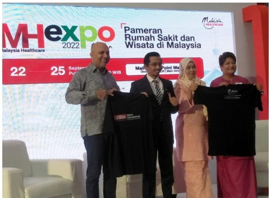 Dari kiri ke kanan: En Mohd Daud Mohd Arif, CEO Malaysia Healthare Travel Council (MHTC), Konsul Jenderal Malaysia di Medan Aiyub Omar, Deputi Direktur Tourism Malaysia Medan untuk Sumatera Yusnita Yusof dan Director Marketing Malaysia MHTC Indonesia Farah Delah Suhaimi di MH Expo 2022, Centre Point Medan Kamis (22/9). beritasore/ist