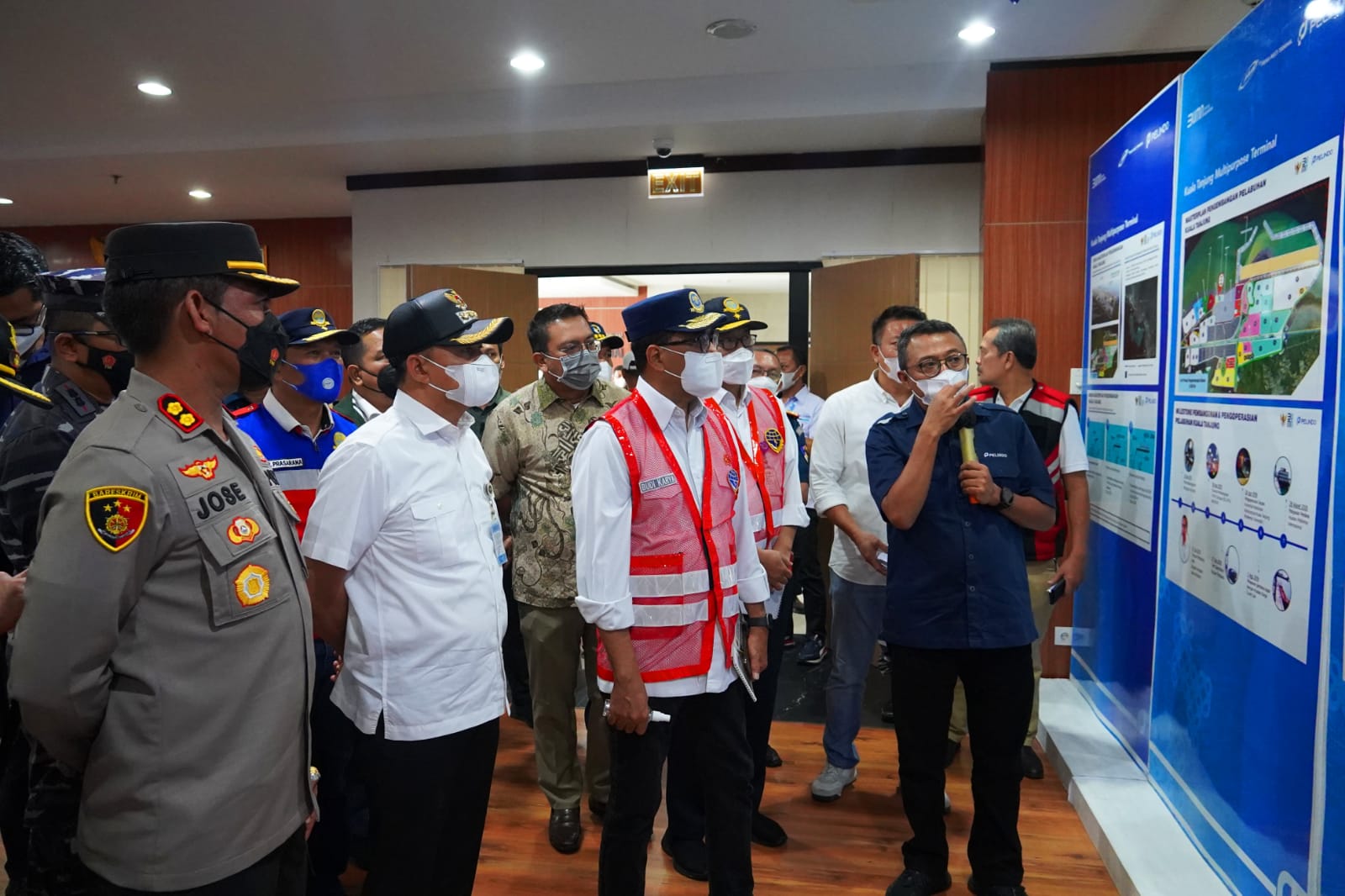 Bupati Batu Bara Itu.H.Zahir M.AP sambut Kemenhub RI Budi Karya Sumadi di Pelabuhan Kuala Tanjung Kecamatan Sei Suka Kabupaten Batu Bara Sumatera Utara, Sabtu (24/9/2022). beritasore/alirsyah